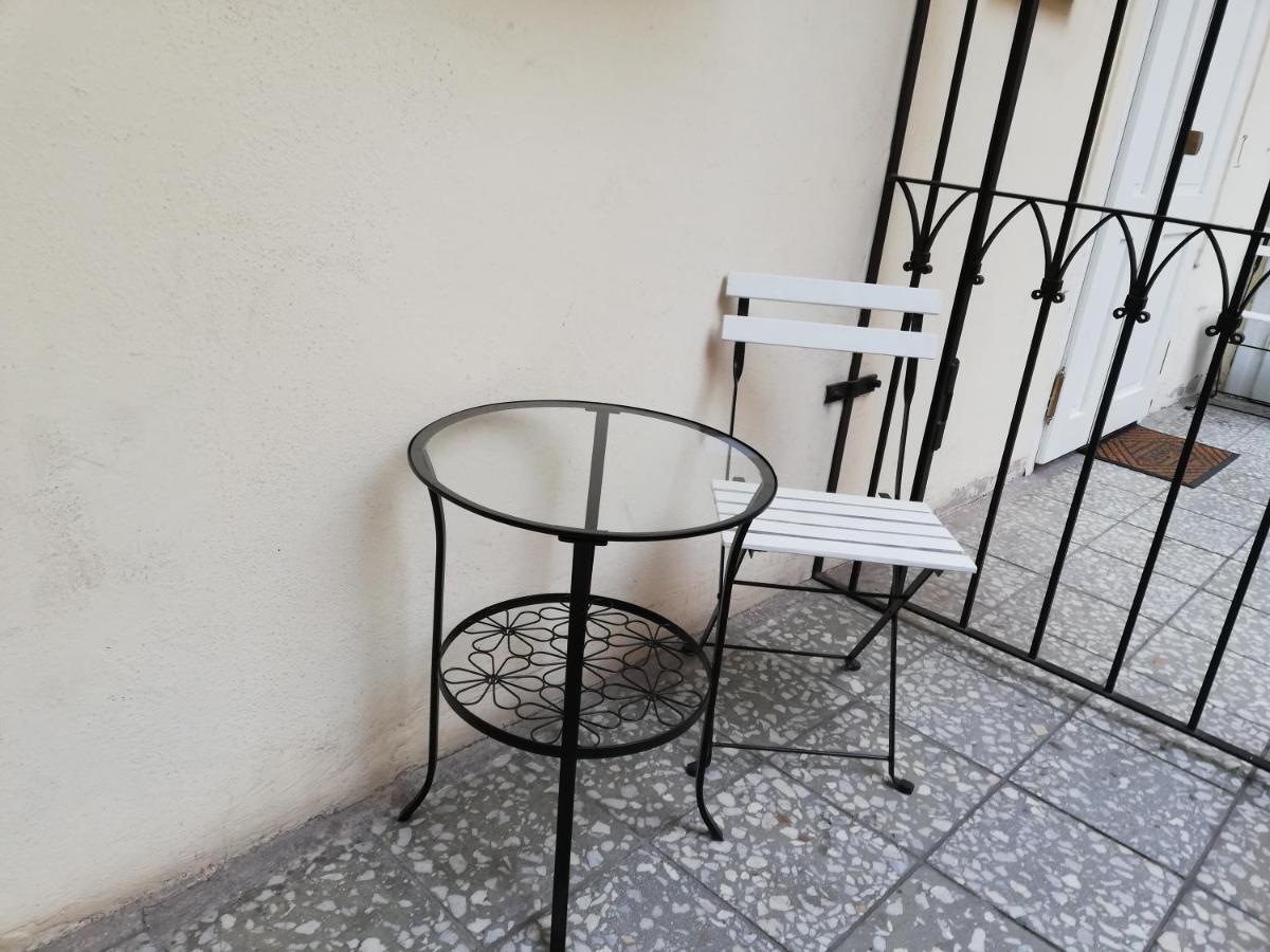 Apartment Karolina Prag Exteriör bild